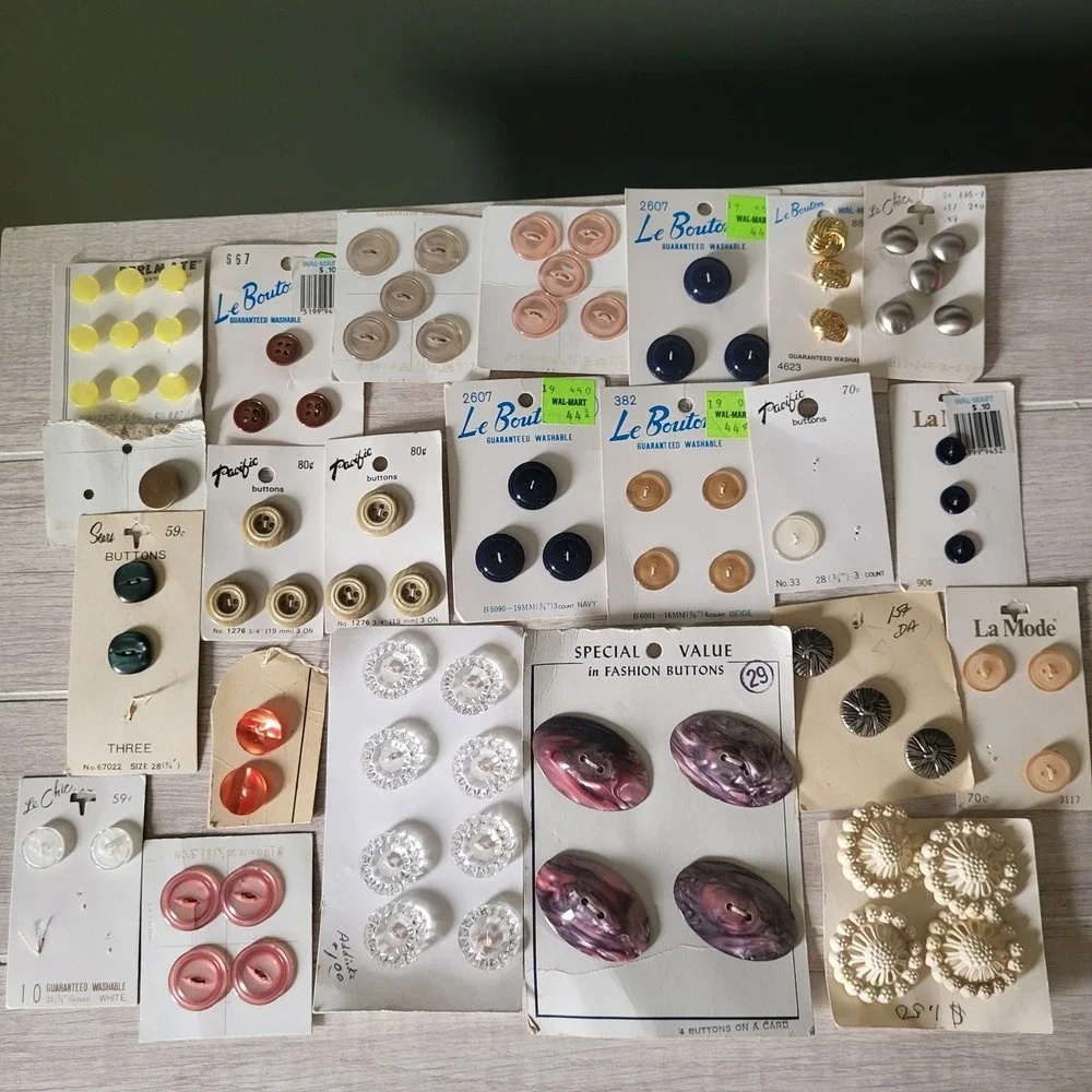 Bundle Of Vintage Sewing Buttons On Cards Arts Crafts Collectible Multicolore